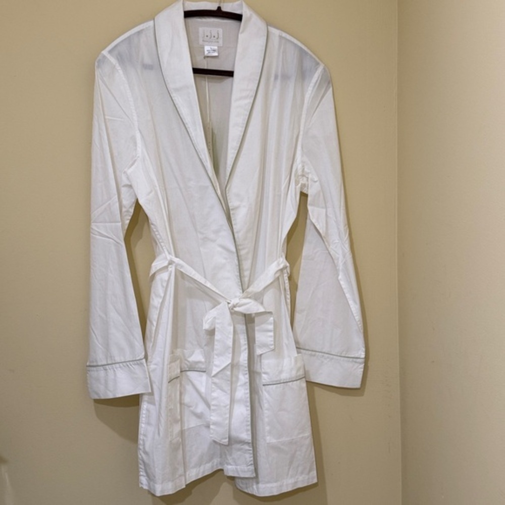 j.j.j New York Women’s Robe white & green trim Size large fits L-M MRSP $168